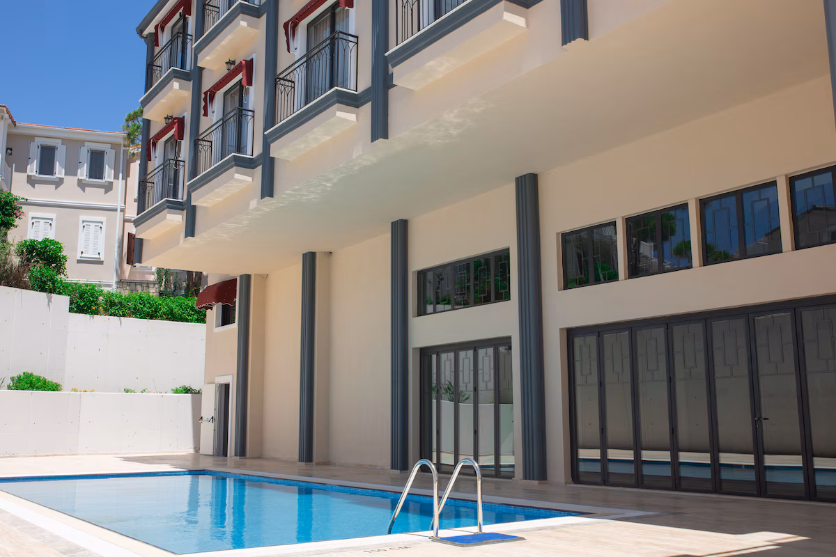 Çeşme Masaj Salonu - Spa merkezi açık havuzu